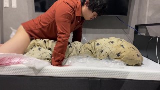 バンドのボーカルが布団とベロチュー(濃厚キス)疑似セックスをする