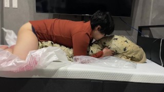 バンドのボーカルが布団とベロチュー(濃厚キス)疑似セックスをする