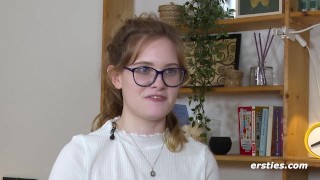 Ersties - Die süße Luna T verwöhnt ihre rosa Pussy