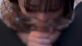 メガネの女の子が口の中にみるくがたくさん放出されちゃう♡