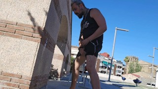 CAZADO meándome en un parque