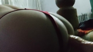 Trans gay usando dildo por el culo, travesti en cuatro con tanga deliciosa