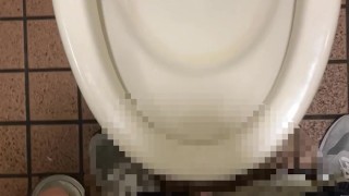 公衆トイレで大量射精して便器汚しちゃいましたごめんなさい