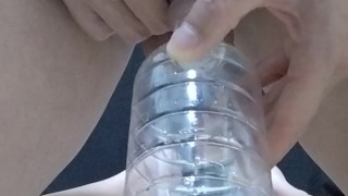 男性がペットボトルにおしっこするだけの動画