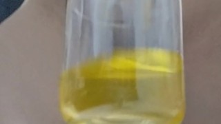 男性がペットボトルにおしっこするだけの動画