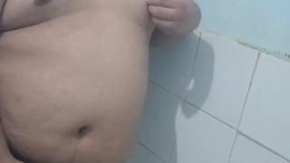 Jakol muna habang naliligo