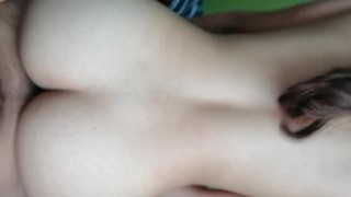 Rica morenita latina de rico culo quiere ordeñar a su vecino utilizando su vagina