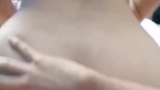 Tu amiga morenita delgada te deja follarla por el ano y le encanta