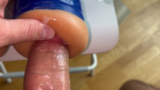 Смачное кончаю, трахая игрушку