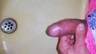 desesperado pissing, no alcanzo a llegar orino como puta en el lavamanos