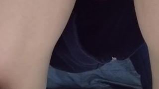 男の娘がピンク色のパンツとニーハイを履いたままお漏らししちゃった・・・