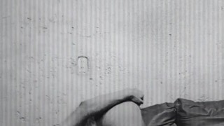 Femboy se mete el dildo hasta el fondo y grita