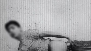 Femboy se mete el dildo hasta el fondo y grita