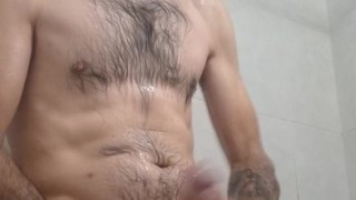Disfrutando de mi ducha,me pongo cachondo y masturbo mi gran verga asta soltar toda la leche
