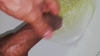 pissing desesperado,me mojo todo, primer plano, masturbacion intensa, pene grande y venozo