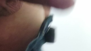 спускаюсь по лестнице со спущенными штанами многоквартирного дома