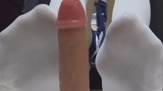 M男向け！？女装した男の娘が上履きと白ハイソックスで足コキしてみた！