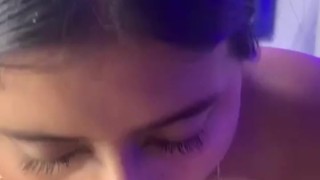 ¡¡Mi pequeña hermanastra se mete a mi cuarto y me hace una mamada mientras hay visita!!😛🍆