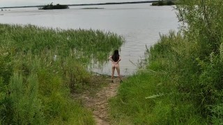Молодая мамочка на природе, начинающая эксгибиционистка показала свою попку