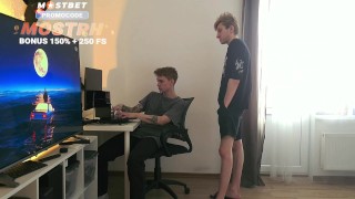 твинк пригласил в гости сводного брата чтобы помог починить компьютер