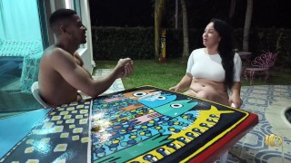 Jugando con su hermanastra Anita a retos muy calientes hasta que el reto final es la follada