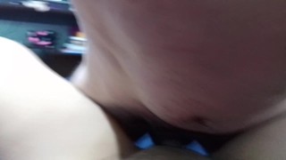 Subeme el sueldo gritaba la venezolana domestica mientras cabalgaba mi pequeña verga