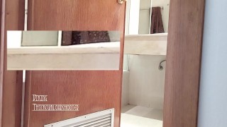 Maduro sexy real con gran polla dura pillado preparando la ducha en baño de hotel!