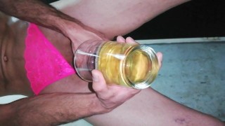 hombre joven desesperado pissing, largo y placentero, orinando en un vaso pene venozo