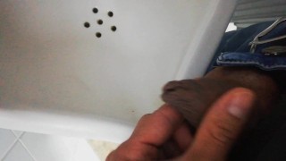 pissing desesperado en un baño publico me descubren graband, primendor plano