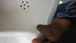 pissing desesperado en un baño publico me descubren graband, primendor plano