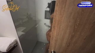 Amigo voyeur me folla luego de que salgo de la ducha-SALOMÉ GIL