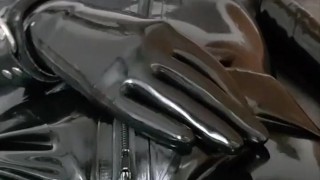 ラバー犬がオナニー