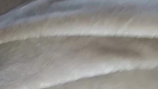 Seguidor atento me regala campera y dildo. Le agradezco metiéndome el dildo entero en la concha.