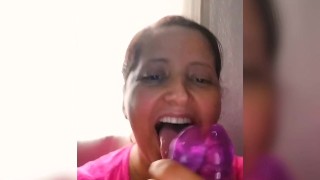 Jugando escupitazo con dildo doble cabeza