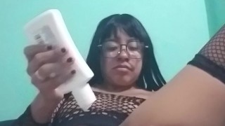 Me masturbo con mi consolador doble