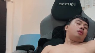 Bored kaya nagjakol na lang.