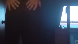 Petite salope a besoin d'une grosse bite