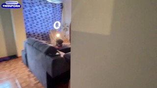¡Me follé a mi hijastra cuando la descubrí cocinando en tanga!