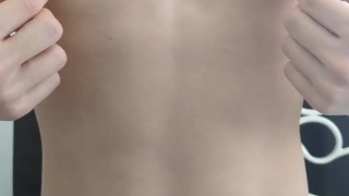 乳首オナニーでイっちゃう変態男子