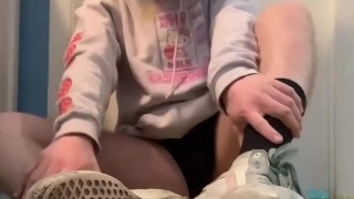 Furry nerd showing off feet | Verbal | jerking off with sock