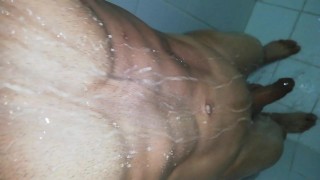 cuerpo FITNESS mojado, primer plano, pov