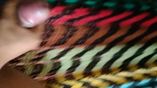 Me masturbo en la sala de mi casa al estar solo