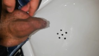 chico malo se graba en publico mientras orina, casi me descubren
