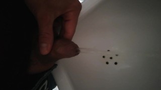 chico malo se graba en publico mientras orina, casi me descubren