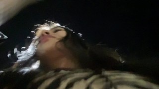 Chica Deportiva Con un Gran Culo Se Masturba. Tembloroso Orgasmo en el Baño y te habla en Español
