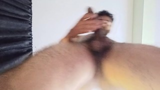 Hombre peludo mostrando su polla sin cortar prepucio en primer plano Hairy man showing his uncut coc