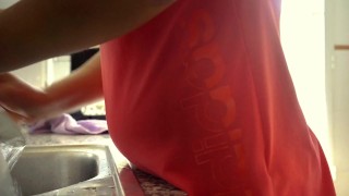 Simplemente lavando los platos después de un buen almuerzo