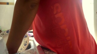 Simplemente lavando los platos después de un buen almuerzo