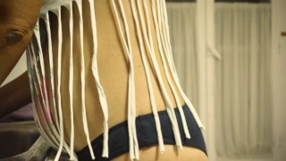 Solo estoy lavando los platos después de una buena cena y limpio la mesa