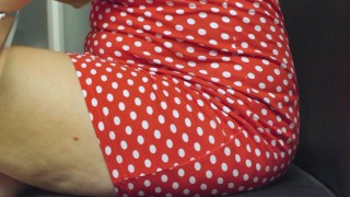 Сomiendo con un vestido rojo